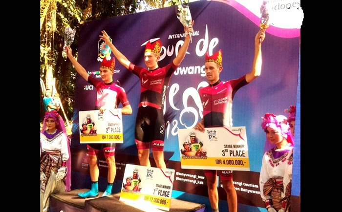 Culey dan rekan se-team saat menerima hadiah ITDBI 2018 stage 1.