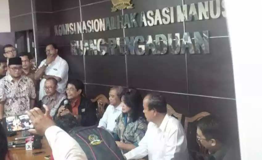 Ketua Tim Dokter Forensik Muhammadiyah didampingi Ketua PP Muhammadiyah Busyro Muqqodas dan para tokoh lainnya menggelar konferensi pers terkait hasil autopsi jenazah Suyono di Komnas Ham, Senin (11/4).