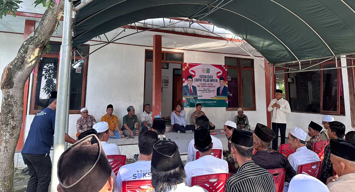 Anggota Komisi V DPR RI, Syafiuddin, saat menggelar sosialisasi 4 pilar kebangsaan kepada para pemuda di Balai Desa Konang, Bangkalan.