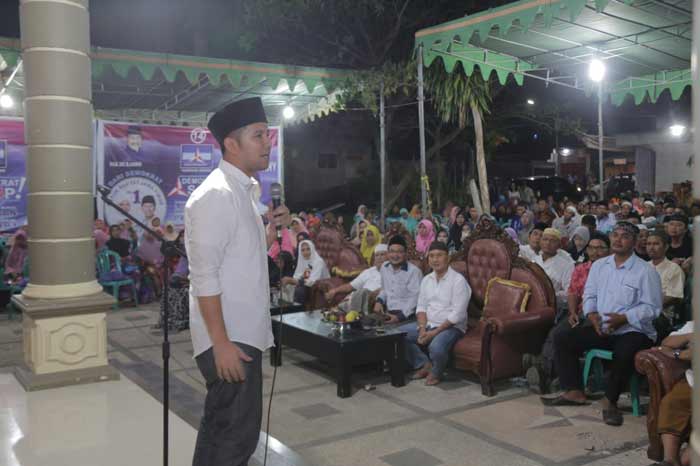 Cagub Emil saat orasi politik di Desa Golokan, Kecamatan Sidayu.