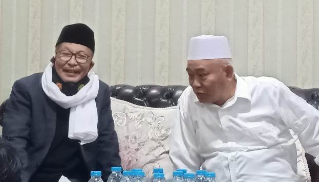 Prof. Dr. KH. Asep Saifuddin Chalim, M.A. selalu kebanjiran tamu. Ia banyak menerima tamunya di raung tamu Guest House Institut KH. Abdul Chalim Pacet Mojokerto. foto: MMA/ BANGSAONLINE.com 