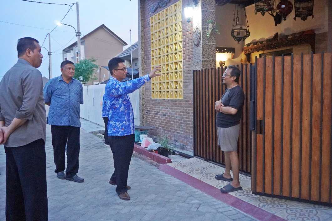 Dwi Hary Soeryadi saat berdialog dengan warga Perum Alana Tambakoso II Waru. foto ist