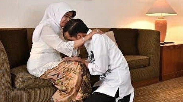 Sujiatmi Notomiharjo saat menerima sungkem Presiden Jokowi. foto: instagram