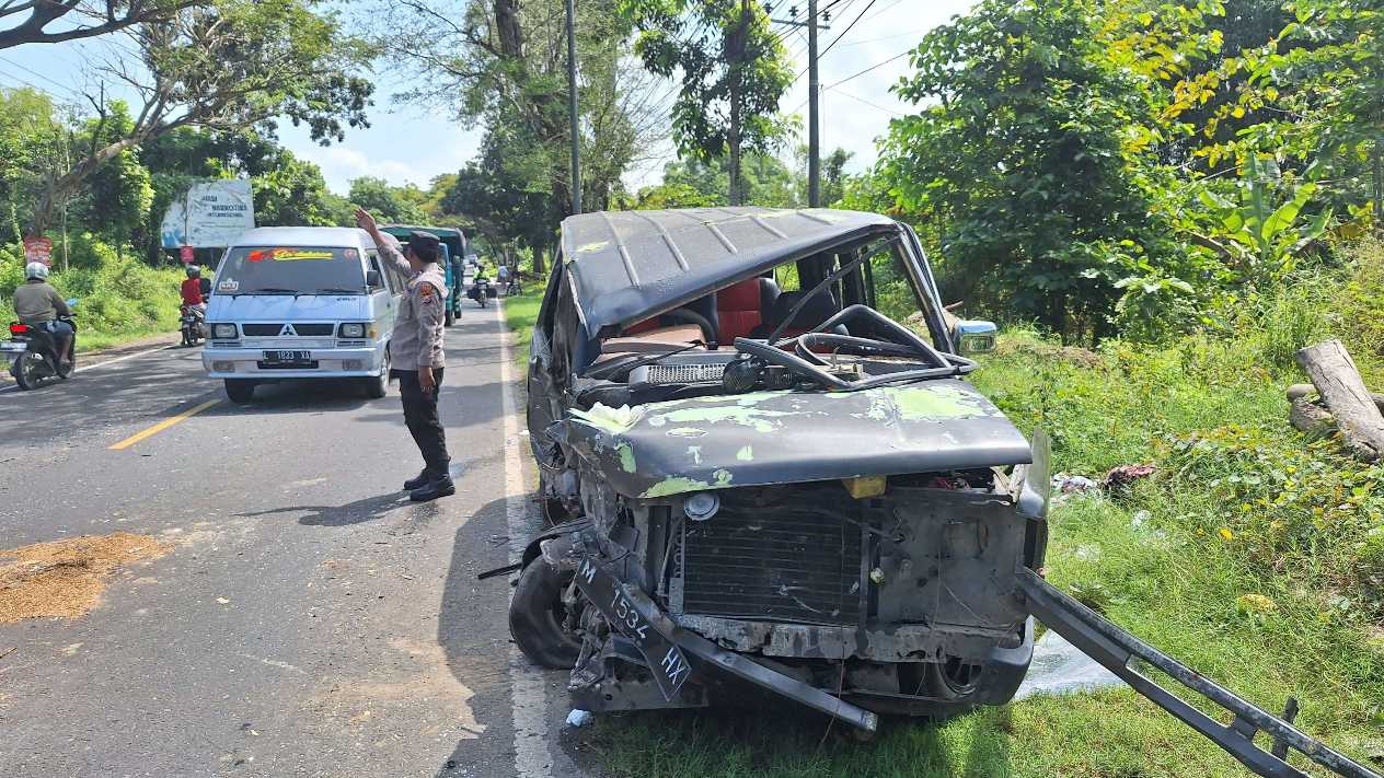 Diduga Ngebut, Mobil Minibus Tabrak Truk di Jalan Raya Torjun Sampang, 2 Orang Luka Berat