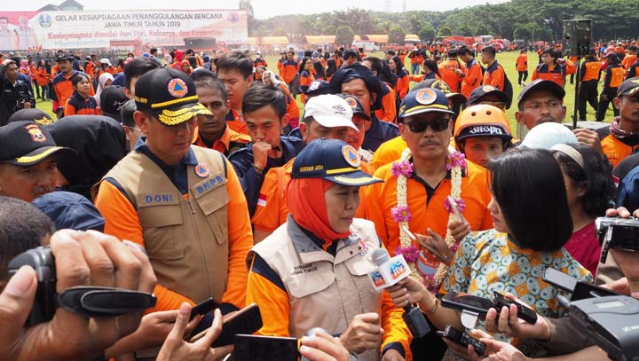 Gubernur Jawa Timur Khofifah Indar Parawansa di tengah peserta acara Gelar Kesiapsiagaan Penanggulangan Bencana Jawa Timur 2019 di Lapangan Rampal, Kota Malang, Selasa (30/04/2019) pagi. foto: istimewa/bangsaonline.com
