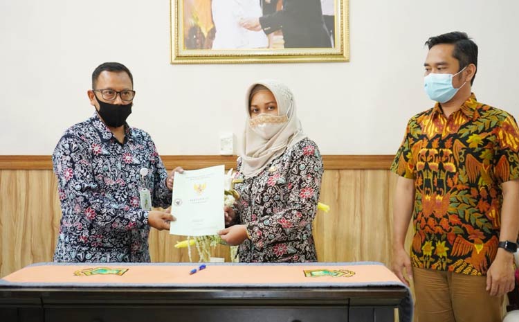 Wali Kota Serahkan Sertifikat Tanah Aset Kepada BPRS Kota Mojokerto
