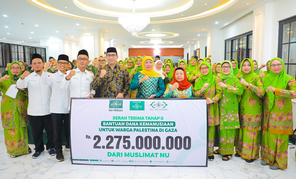 Penyerahan bantuan kemanusiaan dari Muslimat NU untuk Palestina di Kantor PBNU Jl. Kramat Raya No 164 Jakarta, Rabu (20/12) malam.