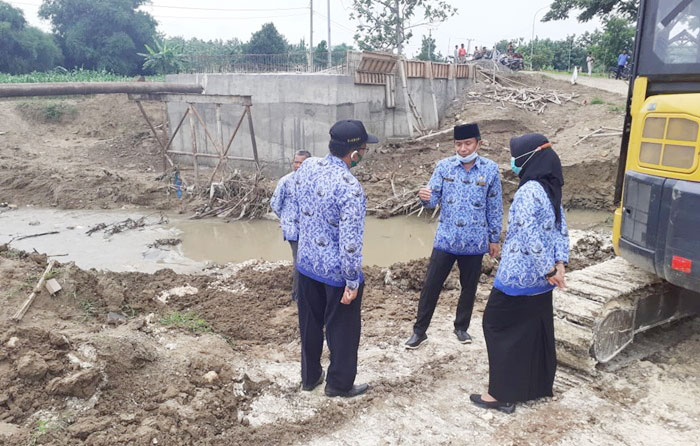 Wabup Budi Irawanto saat sidak di Desa Tambakromo, Senin (30/11/20).