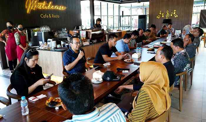 SVP Sekretaris Perusahaan Petrokimia Gresik, Adityo Wibowo (depan dua dari kiri) menyampaikan pemanfaatan reklamasi lahan. Foto: Ist.