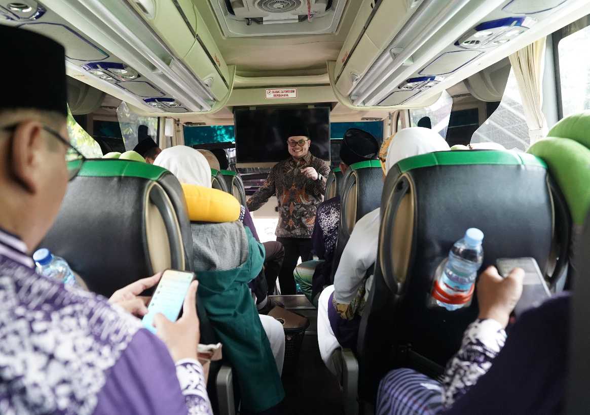 Lepas Keberangkatan CJH, Bupati Dhito Bekali Jemaah Sambal Pecel dan Titip Doa untuk Kediri
