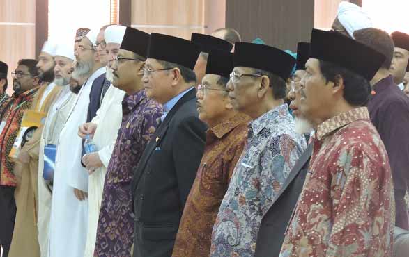 Wapres JK, didampingi Sekjen ICIS KH Hasyim Muzadi, Rektor UIN Maliki, pengurus JATMAN, dan sederet perwakilan luar negeri. foto: iwan irawan/BANGSAONLINE
