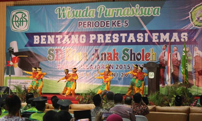 Suasana Wisuda Purna Siswa SD BAS Tuban. foto: SUWANDI/ BANGSAONLINE