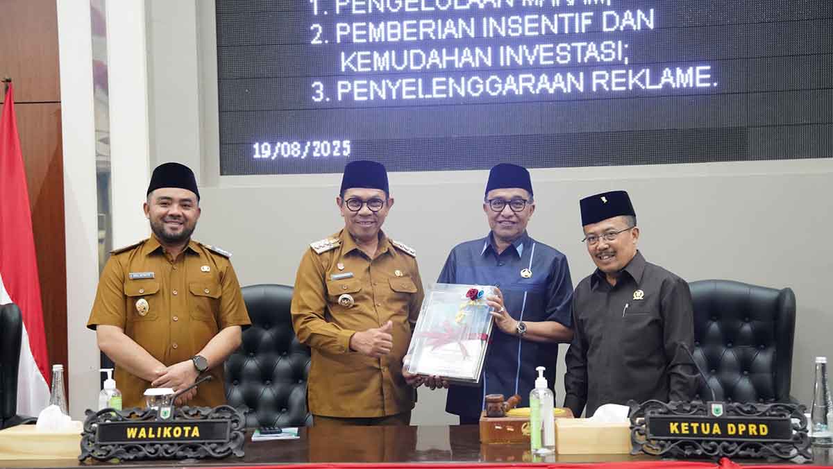 Wali Kota Batu dan wakilnya bersama pimpinan dewan.