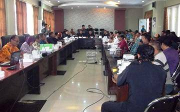 ANTISIPASI PUNGUTAN – Rapat hearing yang digelar Wakil Ketua III DPRD Nganjuk Sumardi SH terkait temuan LSM soal pungutan sekolah jelang tahun ajaran baru. Foto: bambang dj/BANGSAONLINE