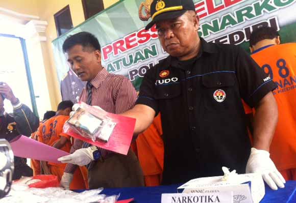 Para tersangka berikut barang bukti saat digelar di Mapolres Kediri. (arif kurniawan/BANGSAONLINE)