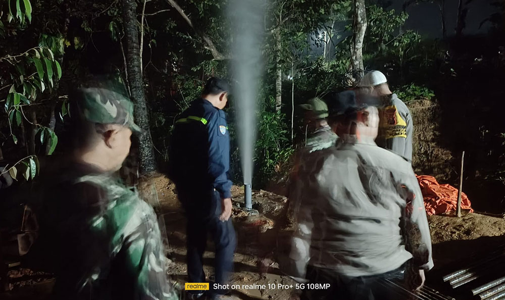 Aparat dari Polsek dan Koramil Waru saat mengamankan lokasi semburan air setinggi 15 meter dari sumur pengeboran di Desa Kadur, Kecamatan Waru, Pamekasan.