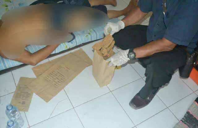 Perugas kepolisian saat melakukan identifikasi jasad korban. (foto: dendi martoni/BANGSAONLINE)