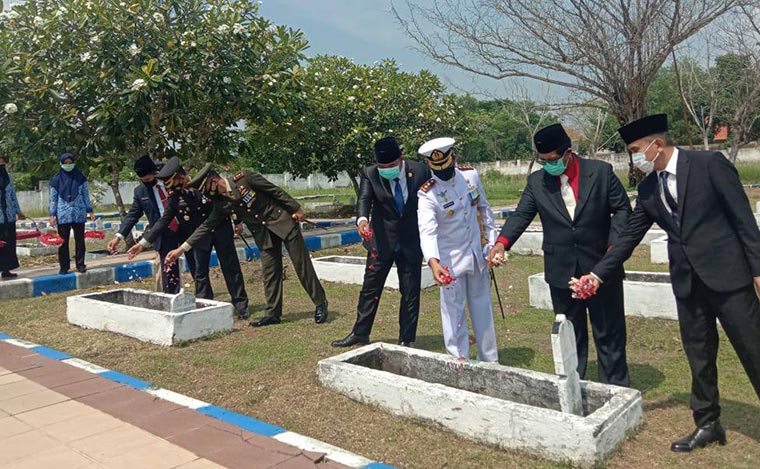 Wabup Mohni bersama forkopimda saat tabur bunga di makam pahlawan.
