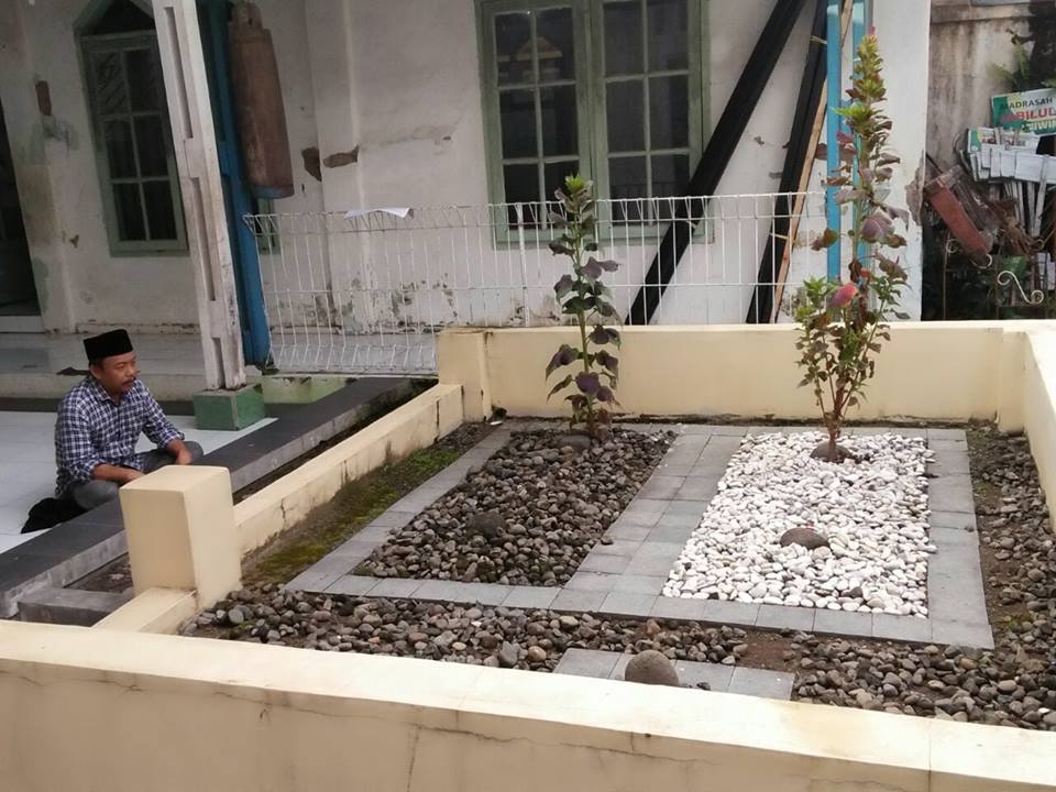 Makam KH Abdul Chalim tampak sangat sederhana tapi mengesankan sangat teduh. Makam ini terletak di pekarangan keluarga di Desa Leuwimunding Kecamatan Leuwimunding Kabupaten Majalengka Cirebon Jawa Barat. Pekarangan ini kini jadi salah satu pusat pendidikan Amanatul Ummah yang merupakan cabang dari Pondok Pesantren Amanatul Ummah Surabaya dan Mojokerto Jawa Timur yang didirikan dan diasuh oleh Dr KH Asep Saifuddin Chalim, putera KH Abdul Chalim. Santri Pondok Pesantren Amanatul Ummah kini mencapai 10.000 santri.  Foto: bangsaonline.com
