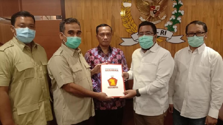 Sekjen DPP Partai Gerindra, Ahmad Muzani menyerahkan SK Plt. Ketua DPD Gerindra Jatim kepada Anwar Sadad di Gedung MPR RI. foto: ist.