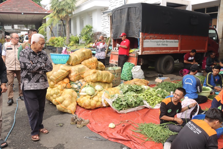 Bupati Malang M. Sanusi saat memantau langsung kondisi dapur umum peringatan Harlah 1 Abad NU 2026. (Ist)