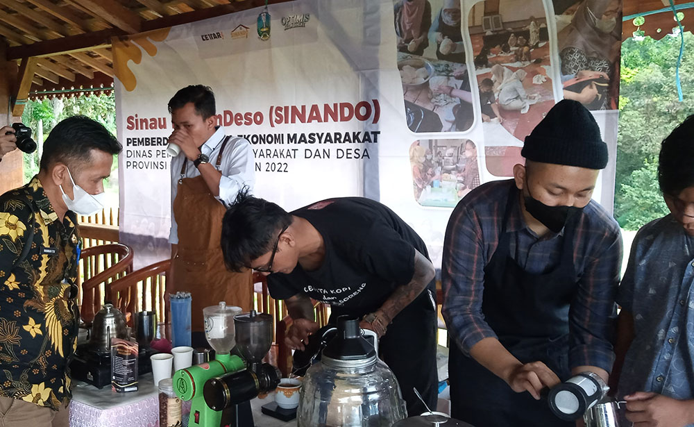 Para peserta Sinando di Desa Kare saat praktik menjadi barista. foto: HENDRO SUHARTONO/ BANGSAONLINE