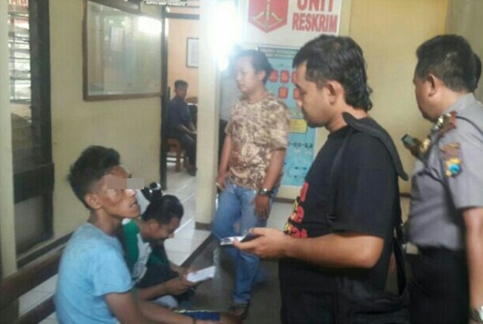 Pelaku saat diamankan oleh petugas Polsek Mantingan.