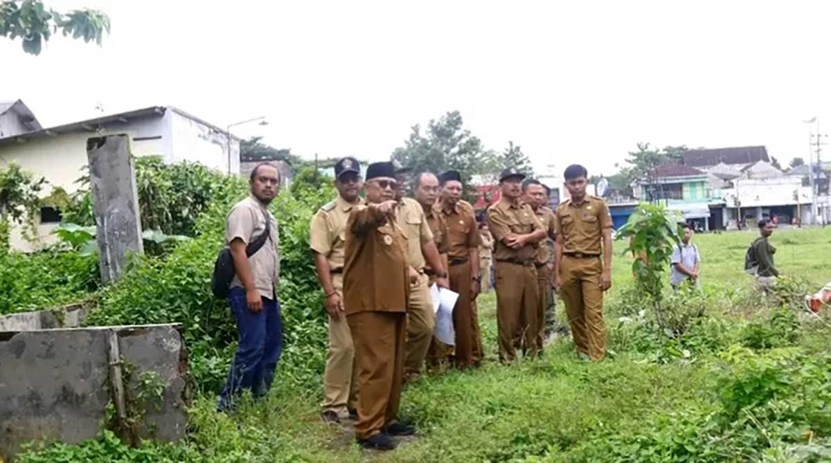 Bupati Blitar, Rijanto, ketika meninjau revitalisasi lahan bekas Pasar Kanigoro. 