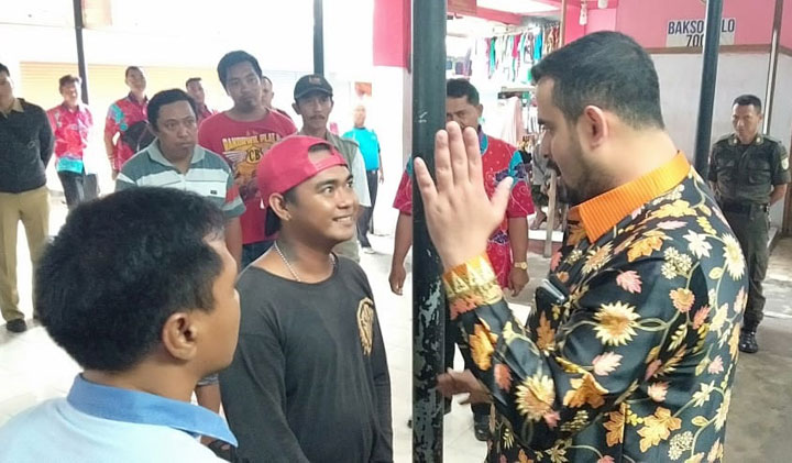 Wali Kota Probolinggo Habib Hadi Zainal Abidin memberikan arahan saat sidak di Pasar Gotong Royong.