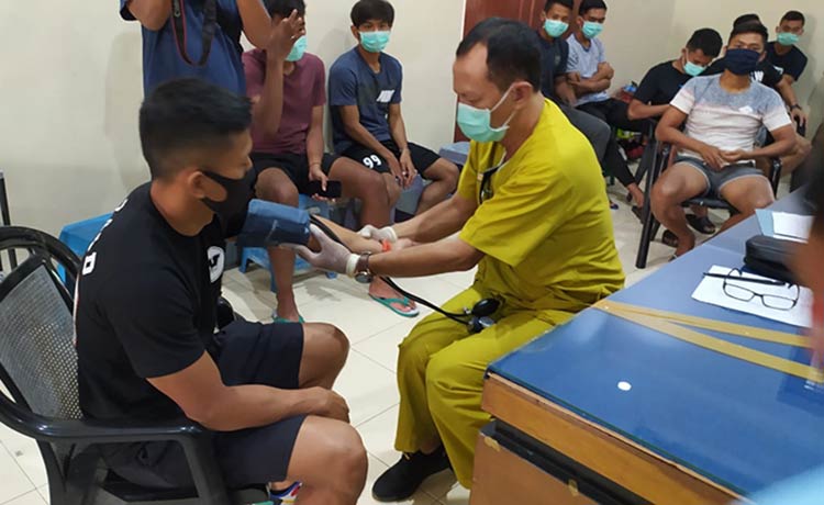 Pemain dan Ofisial Persela Lamongan saat melakukan rapid test. (foto: TRIWIYOGA/ BANGSAONLINE)