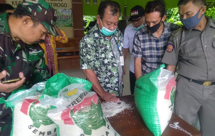 Sekretaris Dinsos P3A Tuban SY Emanuel saat melakukan pengecekan komoditas beras BPNT di Kecamatan Jatirogo, Kamis (3/12/2020). (foto: ist)