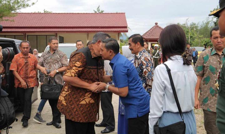 SBY saat mendapat sambutan warga setempat.