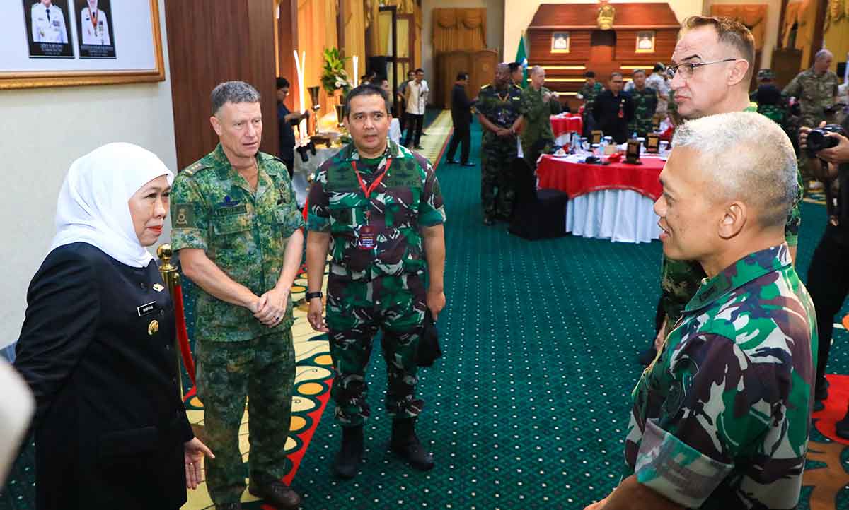 Gubernur Khofifah saat menerima Atase Pertahanan dari 17 negara. 