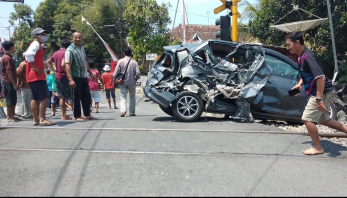 Minibus tertabrak kereta api di perlintasan sebidang tanpa palang pintu Jl. Kolonel Sugiono Kota Blitar.