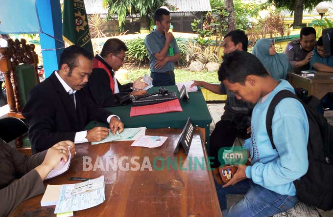 Sejumlah pengendara yang terjating operasi zebra di Kabupaten Jombang langsung mengikuti sidang tilang di tempat di Pos Kota setempat, Kamis (24/11/2016) pagi ini. foto: ROMZA/ BANGSAONLINE