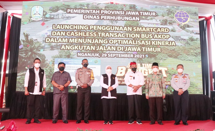 Dari kiri-kanan: Tonny Prasetyo Dir TI & Operasi Bank Jatim, Anggota Komisi D DPRD Jatim Guntur Wahono, S.E., Dirlantas Polda Jatim Kombes. Pol. Latif Usman, S.I.K., M.Hum., Gubernur Jatim Khofifah Indar Parawansa, Plt Bupati Nganjuk Dr. Drs. H. Marhaen Djumadi, S.E., S.H., M.B.A., Anggota Komisi D DPRD Jatim Drs. Nur Aziz, dan Kadishub Jatim Dr. Nyono, S.T., M.T. foto: istimewa