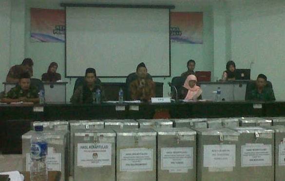 TUNTAS – Rapat Pleno Rekapitulasi suara Pilpres 2014 tingkat Kabupaten yang digelar di Kantor KPU Sidoarjo, Rabu ( 16/7/2014). foto : nanang/BangsaOnline