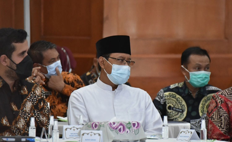 Wali Kota Pasuruan Saifullah Yusuf (Gus Ipul) saat Rakor Program Pemberantasan Tindak Pidana Korupsi di Kantor Wali Kota Surabaya, Jumat (30/4/2021).