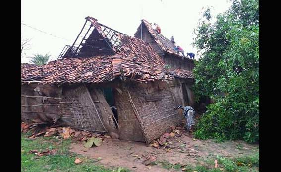 Kondisi salah satu rumah korban puting beliung. foto: SUWANDI/ BANGSAONLINE
