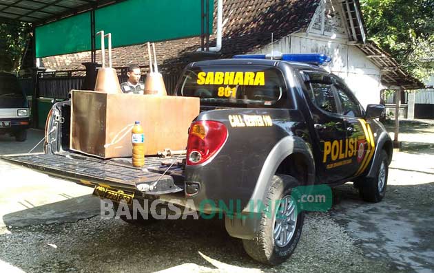 Petugas mengamankan alat yang digunakan untuk memproduksi arak. foto: GUNAWAN/ BANGSAONLINE