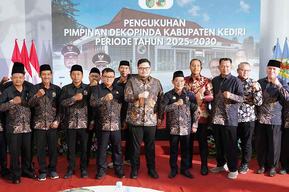 Bupati Kediri Hanindito Himawan Pramana, dan Ketua Dekopinda Kabupaten Kediri Buat Santoso, bersama jajaran Dekopinda Kabupaten Kediri. (Ist)