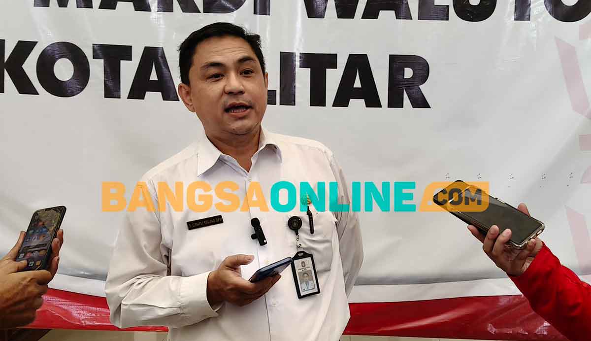 Direktur RSUD Mardi Waluyo, Bernard T. Ratulangi, saat memberi keterangan ke awak media. Foto: AKINA NUR ALANA/BANGSAONLINE