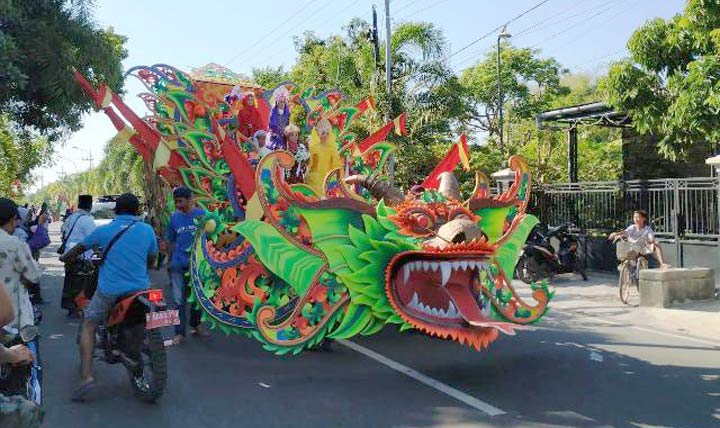 Salah satu tampilan peserta pawai dalam menyambut Tahun Baru Islam di Pamekasan, Senin (2/9/2019).