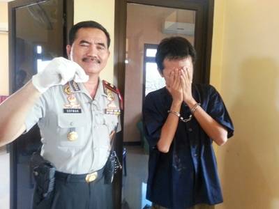 ?Kapolsek menunjukkan barang bukti dan tersangka yang diamankan. Foto:rusmiyanto/BANGSAONLINE