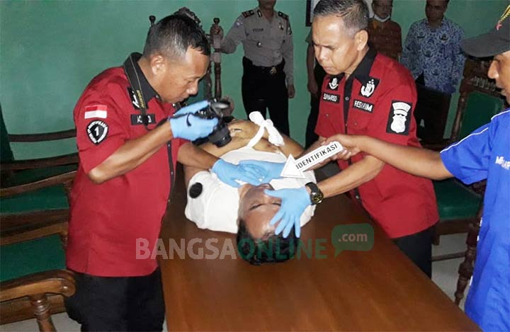 Petugas saat melakukan olah TKP di kantor KUA Puncu. foto: ARIF K/ BANGSAONLINE