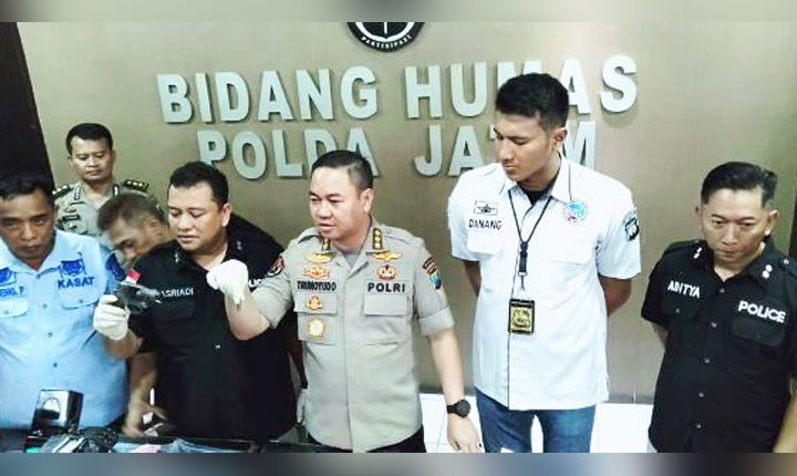 Wadir Resnarkoba Polda Jatim, AKBP Nasriadi didampingi Kabid Humas Kombes Pol. Trunoyudo Wisnu Andiko saat press release di Mapolda Jatim, Rabu (15/1/2020).
