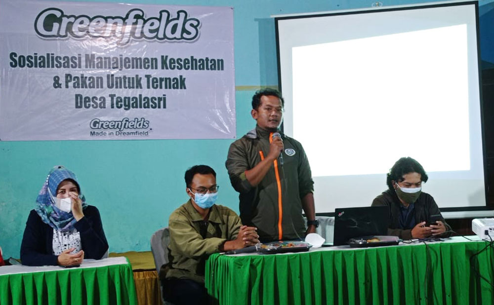 Perwakilan Greenfields saat menjelaskan terkait kemitraan kepada warga Desa Tegalasri.