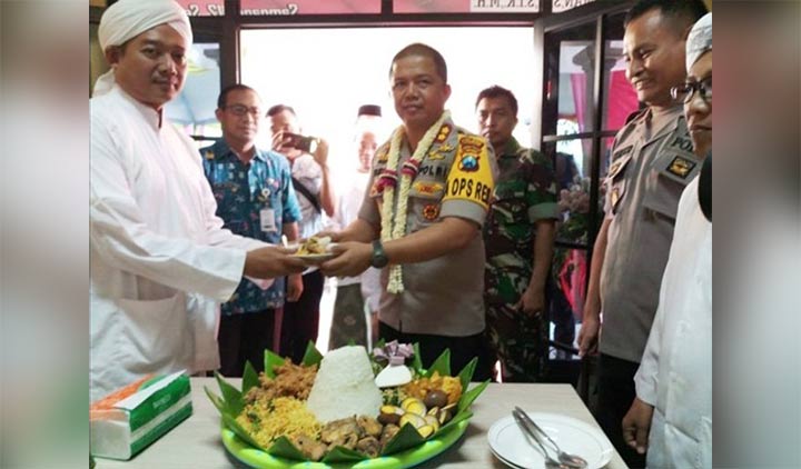 Kapolres Sampang bersama Ulama saat peresmian Pembangunan Polsek Tambelangan.
