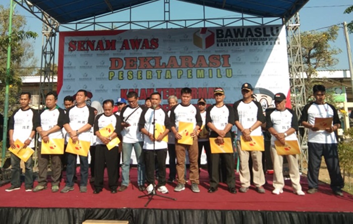 Peserta deklarasi mengikuti Senam Awas yang digelar Bawaslu Kabupaten Pasuruan di halaman Bang Kodir, Senin (24/9/2018). Foto: ANDY F/BANGSAONLINE