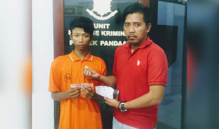 Pelaku saat diamankan di Mapolsek Pandaan.